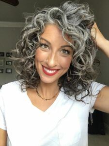 Cheveux gris pour femme de 40 ans